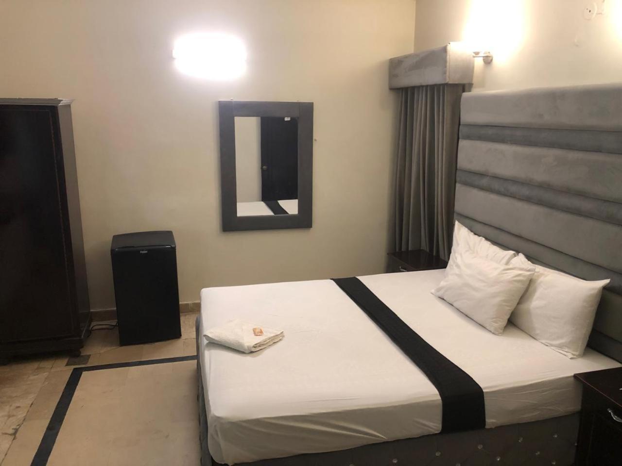 Hotel Royal Grand 라호르 외부 사진