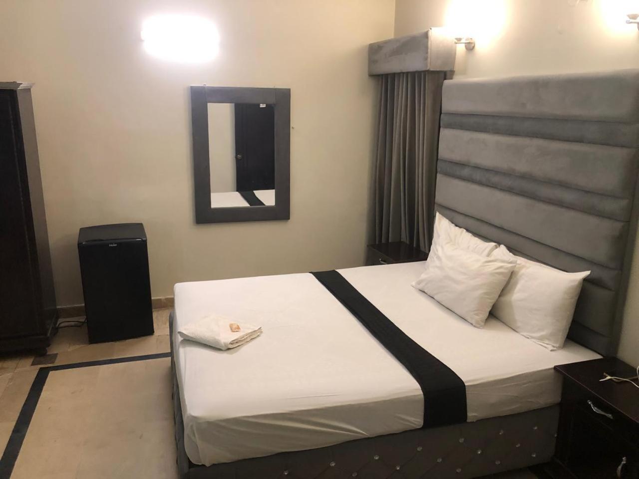 Hotel Royal Grand 라호르 외부 사진