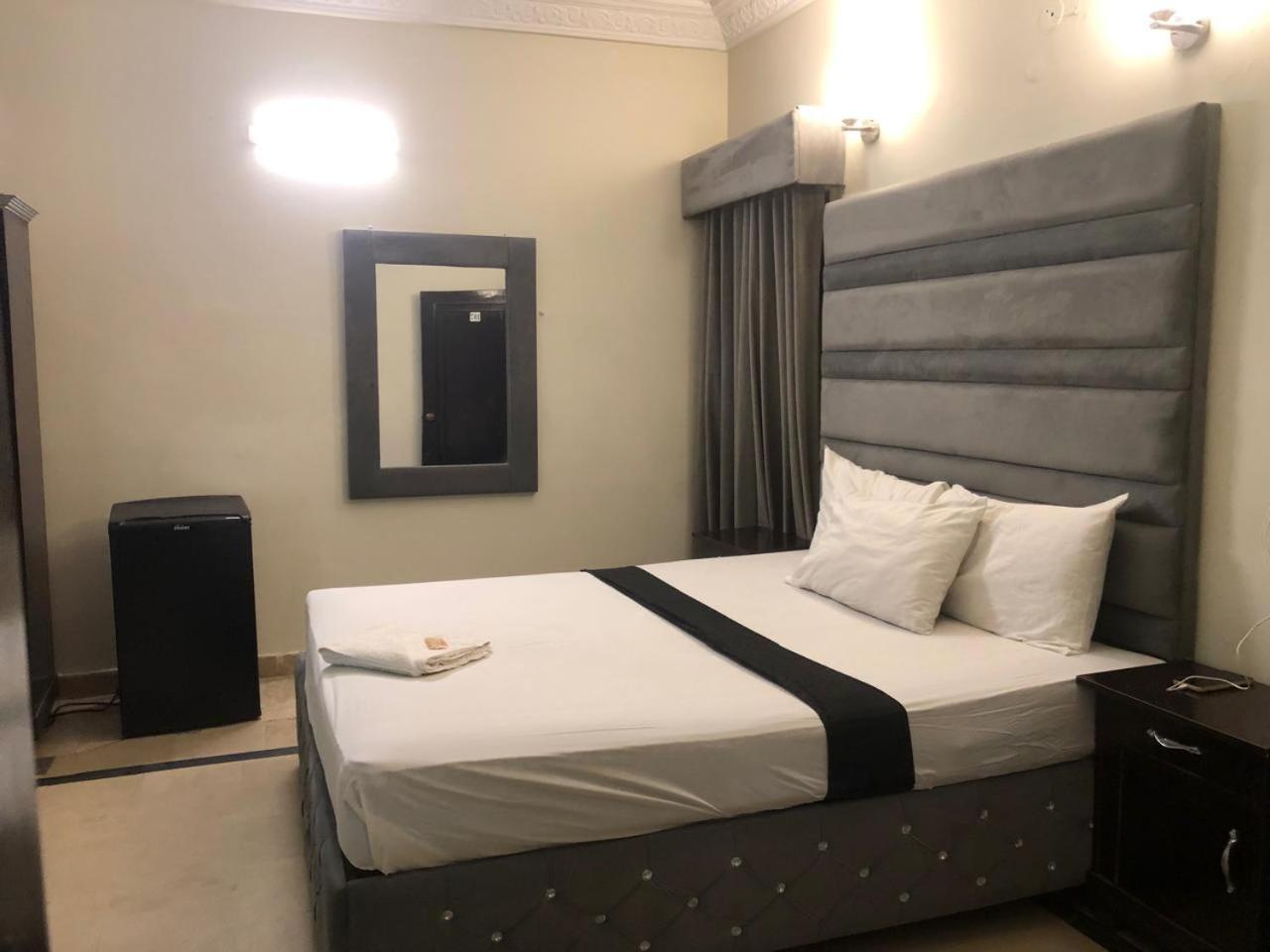 Hotel Royal Grand 라호르 외부 사진